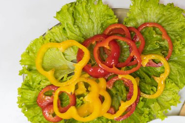 Marulda doğranmış dolmalık biber. Ev yemeği için ham malzemeler. Seçici odak