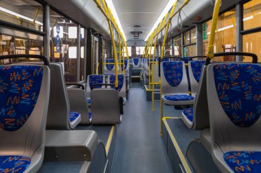 Modern bir tramvayın içi. Yolcu bölümü. Arkaplan