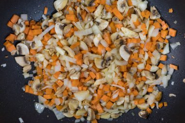 Çorba ya da ana yemek olarak mantarlı kızarmış sebze. Mutfak yemekleri geçmişi. Başlık veya metin için boşluk kopyala. Ev yemeği tarifleri