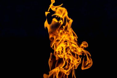 Metin veya harf için ateş ve kopyalama alanı olan soyut siyah arkaplan