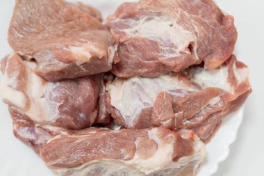 Dağ kuzusu. Ev yemeği için ham malzemeler. Seçici odak