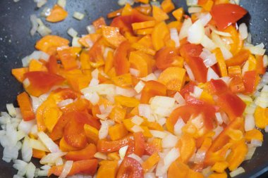 Tavada sebze kızartma işlemi. Ev yemeği ya da aşçılık özeti. Ev yapımı yemek..