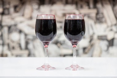 Romantik bir akşam yemeği için iki bardak şarap. Ev yemeği ya da aşçılık özeti. Ev yapımı yemek..