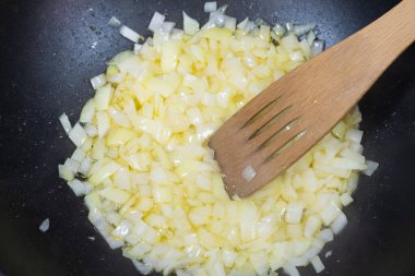 Tavada soğan kızartma işlemi. Ev yemeği ya da aşçılık özeti. Ev yapımı yemek..