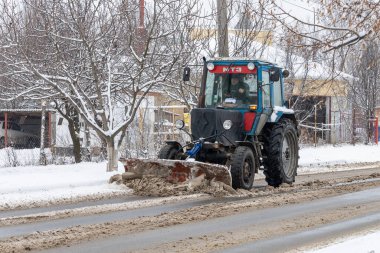 13 Şubat 2021 Balti veya Beltsy, belediyenin hizmetinde ağır ekipman. İllüstrasyon başyazısı. Kar temizleme