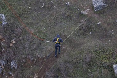 6 Aralık 2020 Rezina, Moldova Halat Atlayışı aşırı bir eğlence türüdür. Bulanık arkaplan ile seçmeli odak.