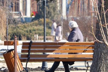 17 Şubat 2021 Balti veya Beltsy Moldova, kentsel bir ortamda emeklilik yaşı gelmiş yaşlılardır. İllüstrasyon Editörü