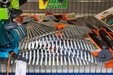 24 Şubat 2021 Balti Moldova. Büyük bir süpermarket, bahçe departmanı. Bahçe aletleri ile vitrin.