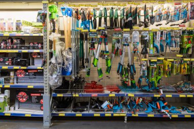 24 Şubat 2021 Balti Moldova. Büyük bir süpermarket, bahçe departmanı. Bahçe aletleri ile vitrin.