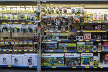 24 Şubat 2021 Balti Moldova. Büyük bir süpermarket, bahçe departmanı. Sulama ve sulama sistemli bir vitrin. Özel hortum eklentileri