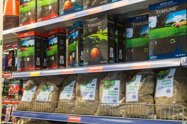 24 Şubat 2021 Balti Moldova. Büyük bir süpermarket, bahçe departmanı. Ekmek için tohumları olan bir vitrin.