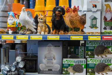 24 Şubat 2021 Balti Moldova. Büyük bir süpermarket, bahçe departmanı. Süs bahçesi malzemeleri.