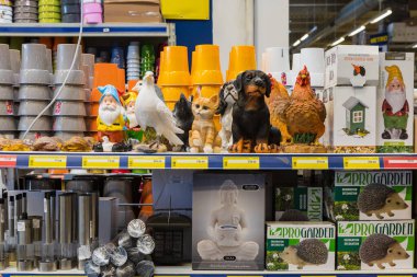 24 Şubat 2021 Balti Moldova. Büyük bir süpermarket, bahçe departmanı. Süs bahçesi malzemeleri.