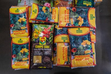 24 Şubat 2021 Balti Moldova. Büyük bir süpermarket, bahçe departmanı. Bitki yetiştirmek için gübrelenmiş toprak sergileniyor.