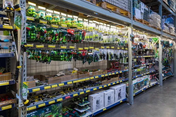 24 Şubat 2021 Balti Moldova. Büyük bir süpermarket, bahçe departmanı. Sulama ve sulama sistemli bir vitrin. Özel hortum eklentileri