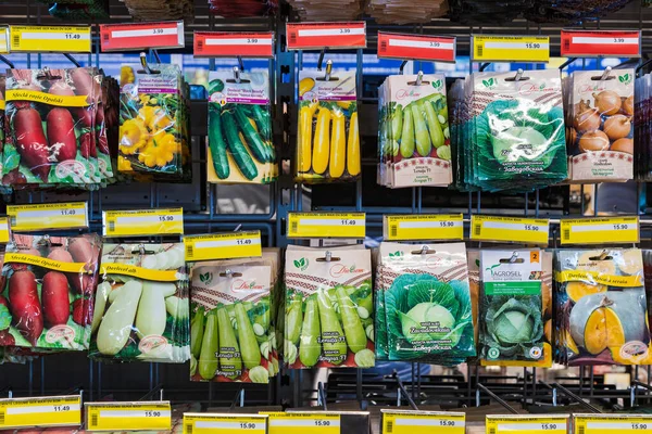 24 Şubat 2021 Balti Moldova. Büyük bir süpermarket, bahçe departmanı. Ekmek için tohumları olan bir vitrin.