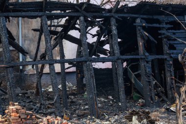 Eski ahşap barakalarda çıkan yangından sonra. Arkaplan