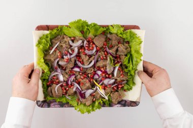 Soğanlı ve narlı kuzu eti. Geleneksel Ermeni yemeği. Ev yemeği ya da aşçılık özeti. Ev yapımı yemek..