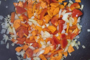 Tavada sebze kızartma işlemi. Ev yemeği ya da aşçılık özeti. Ev yapımı yemek..