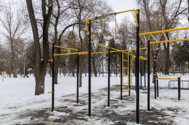 Oyun bahçesinde ya da tehlikeli jimnastik aletlerinde hasar var. Yüzük kopmuş. Metin veya yazıtlar için boşluk kopyala. Arkaplan