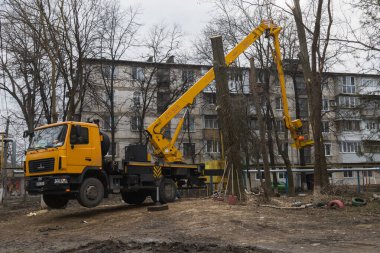 13 Şubat 2021 Balti veya Beltsy Moldova, belediyeye ait ağır ekipmanlar. İllüstrasyon başyazısı. Ağaç dallarını kesmek için vinç.