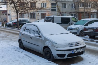 19 Ocak 2021, Balti, Moldova. Karla kaplı bir araba. Şehirde kış mevsimi. Soyut arkaplan. İllüstrasyon Editörü