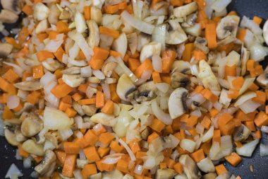 Çorba ya da ana yemek olarak mantarlı kızarmış sebze. Mutfak yemekleri geçmişi. Başlık veya metin için boşluk kopyala. Ev yemeği tarifleri