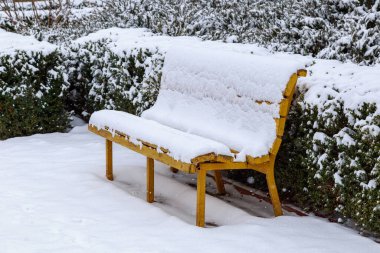 Kış güzel ve karlı sakin bir manzara. Metin veya yazıtlar için kopyalama alanı olan arkaplan.