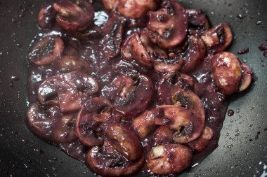 Tatlı soslu mantar karamelize etme süreci. Ev yemeği ya da aşçılık özeti. Ev yapımı yemek..