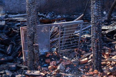 Eski ahşap barakalarda çıkan yangından sonra. Arkaplan