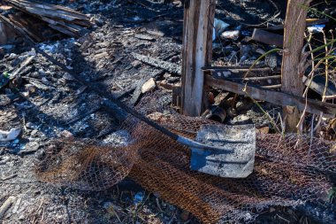 Eski ahşap barakalarda çıkan yangından sonra. Arkaplan