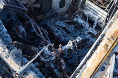 Yakılmış araba, soyut arka plan, seçici odaklanma. Dünyadaki protestolar ve pogromların durumu.