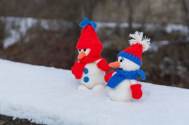 Kardan Adam, gezegenin kuzey yarımküresindeki insanlar arasında kışın ana sembolü. Metin veya yazıtlar için yeri olan arkaplan.