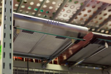 23 Mart 2021 Balti Moldova süpermarketi veya toptan hipermarket. Mutfak için malzeme bölümü. İllüstrasyon başyazısı. Kapüşonlu gösteri