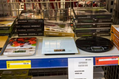 23 Mart 2021 Balti Moldova süpermarketi veya toptan hipermarket. Mutfak için malzeme bölümü. İllüstrasyon başyazısı. Yiyecek pullu bir gösteri.