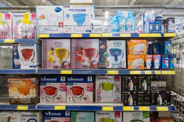 23 Mart 2021 Balti Moldova süpermarketi veya toptan hipermarket. Mutfak için malzeme bölümü. İllüstrasyon başyazısı. Su filtreli gösterim