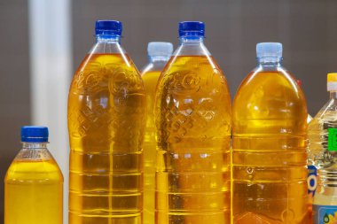 23 Mart 2021 Balti Moldova Çiftliği ayçiçeği yağı sokak pazarında plastik şişelerde. İllüstrasyon Editörü.