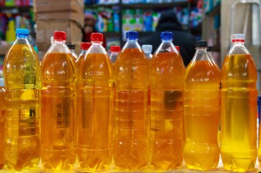 23 Mart 2021 Balti Moldova Çiftliği ayçiçeği yağı sokak pazarında plastik şişelerde. İllüstrasyon Editörü.