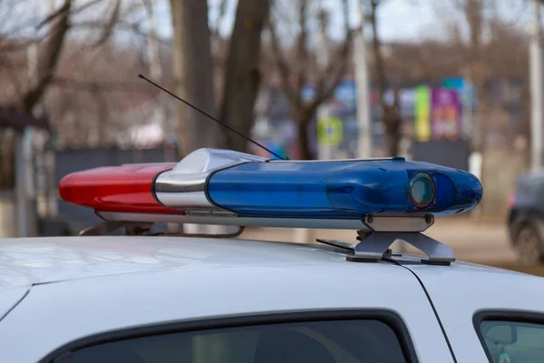 Polis arabasında teşhirci. Acil çağrı sembolü. Seçici odaklı bulanık arkaplan.