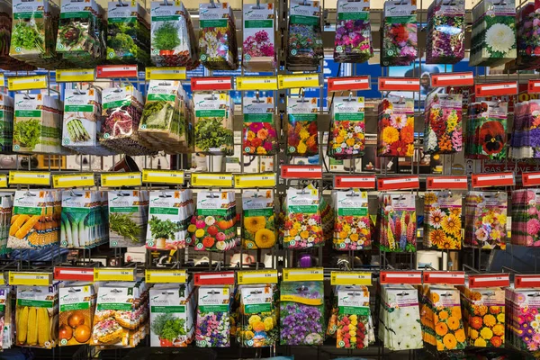 24 Şubat 2021 Balti Moldova. Büyük bir süpermarket, bahçe departmanı. Ekmek için tohumları olan bir vitrin.