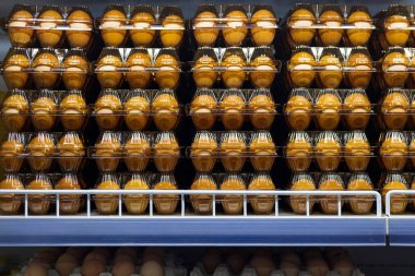 Markette bir ürün. Özenle seçilmiş bir arka plan. Tek kullanımlık tepsilerde tavuk yumurtası.