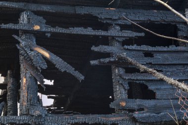 Eski ahşap barakalarda çıkan yangından sonra. Arkaplan