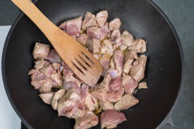 Tavada kuzu kızartma işlemi. Ev yemeği ya da aşçılık özeti. Ev yapımı yemek..