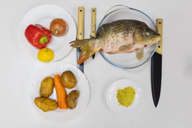 Balıkçılardan taze balık geliyor. Ev yemeği için ham malzemeler. Seçici odak