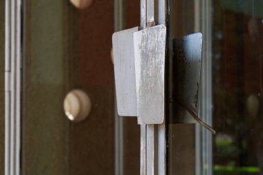 Terk edilmiş eski bir sanayi binasının kapıları. Arkaplan