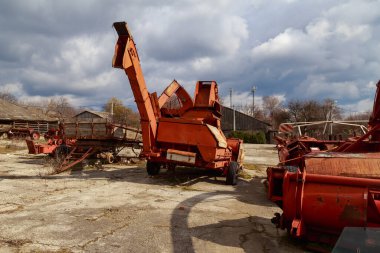 Tarım endüstrisi sektöründe yıkım ve düşüş. Paslı tarım makinelerinin mezarlığı. Sanayi bölgesi. Arkaplan