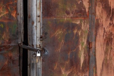 Terk edilmiş eski bir sanayi binası ya da hangarın kapıları. Arkaplan