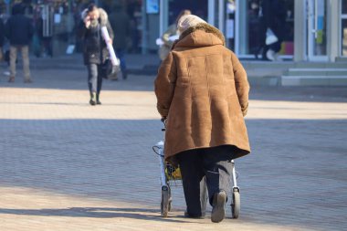 17 Şubat 2021 Balti veya Beltsy Moldova, kentsel bir ortamda emeklilik yaşı gelmiş yaşlılardır. İllüstrasyon Editörü