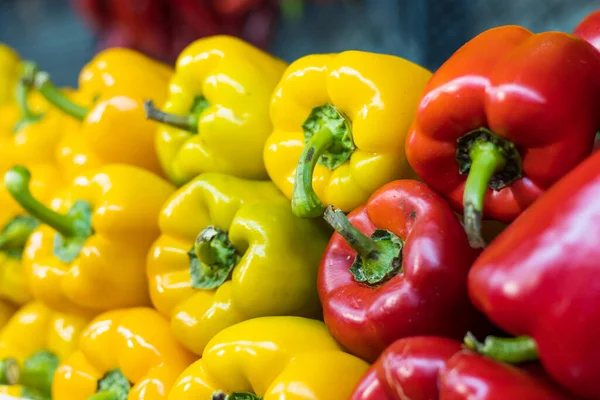 Markette bir ürün. Özenle seçilmiş bir arka plan. Çan biberi