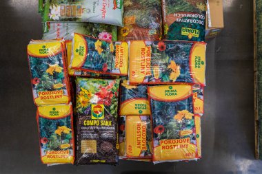 24 Şubat 2021 Balti Moldova. Büyük bir süpermarket, bahçe departmanı. Bitki yetiştirmek için gübrelenmiş toprak sergileniyor.